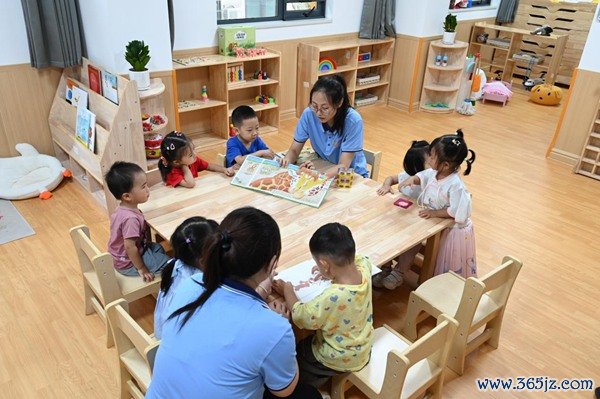 郑州市金水区杜岭街道工会专门开设了低幼儿童托管班。人民网记者王玉兴摄